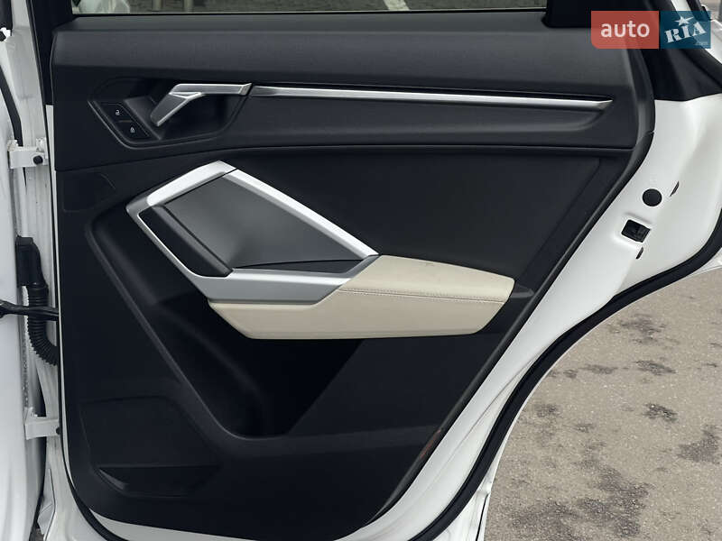 Внедорожник / Кроссовер Audi Q3 2019 в Киеве