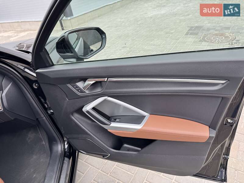 Внедорожник / Кроссовер Audi Q3 2019 в Киеве