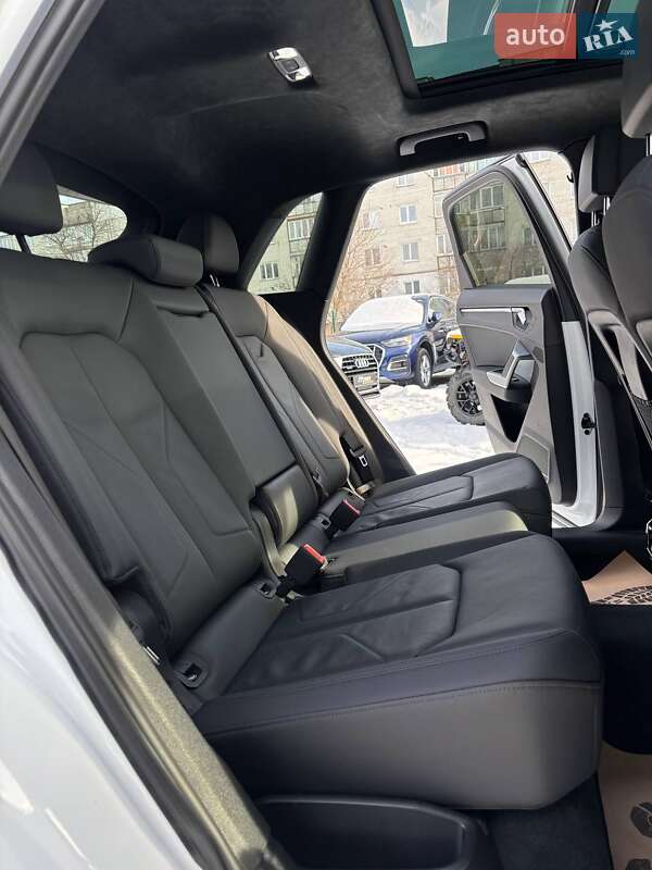 Позашляховик / Кросовер Audi Q3 2020 в Стрию