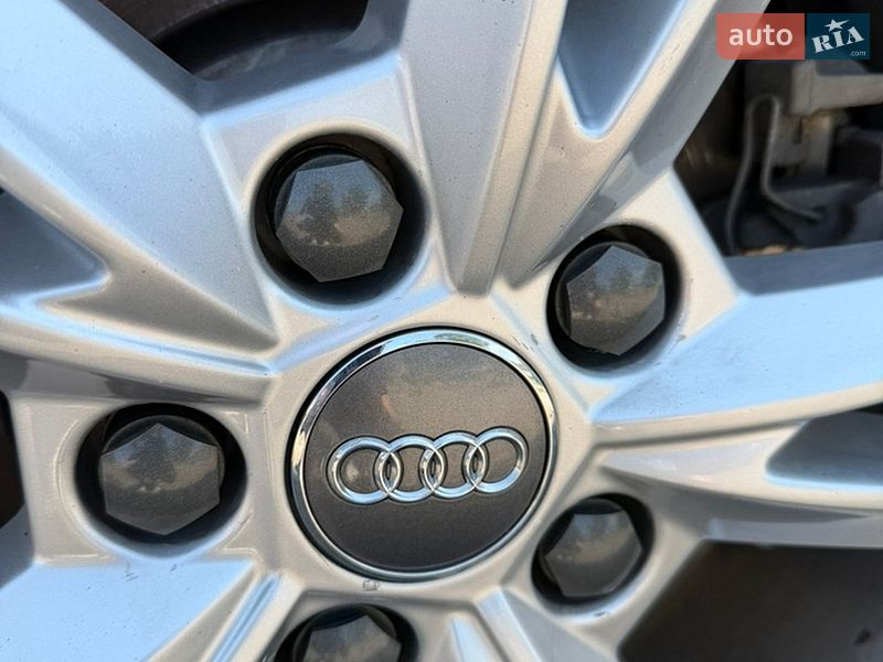 Внедорожник / Кроссовер Audi Q3 2020 в Киеве