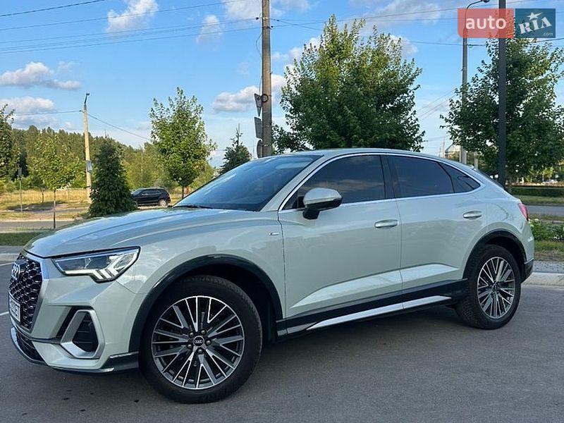 Позашляховик / Кросовер Audi Q3 2021 в Києві
