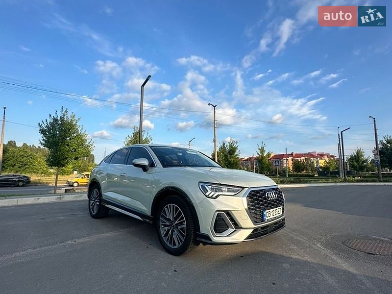 Позашляховик / Кросовер Audi Q3 2021 в Києві