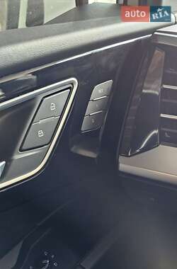 Позашляховик / Кросовер Audi Q4 e-tron 2023 в 
