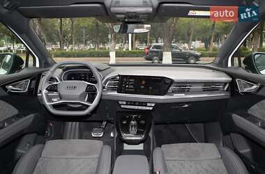 Позашляховик / Кросовер Audi Q4 e-tron 2024 в 