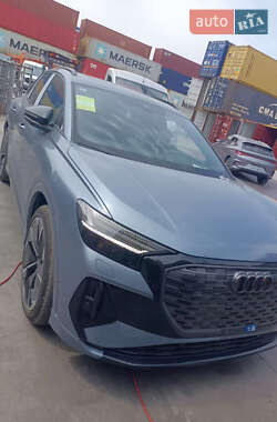 Позашляховик / Кросовер Audi Q4 e-tron 2024 в 