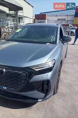 Позашляховик / Кросовер Audi Q4 e-tron 2024 в 