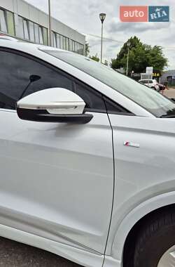 Внедорожник / Кроссовер Audi Q4 e-tron 2023 в 