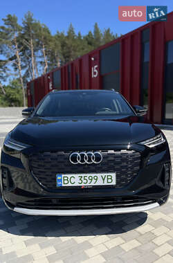 Позашляховик / Кросовер Audi Q4 e-tron 2021 в 