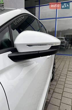 Позашляховик / Кросовер Audi Q4 e-tron 2024 в 
