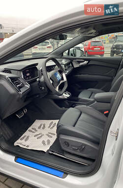 Позашляховик / Кросовер Audi Q4 e-tron 2024 в 