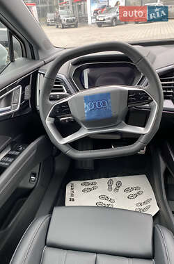 Позашляховик / Кросовер Audi Q4 e-tron 2024 в 
