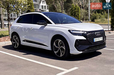 Позашляховик / Кросовер Audi Q4 e-tron 2023 в 