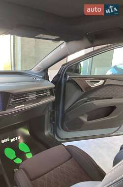 Позашляховик / Кросовер Audi Q4 e-tron 2024 в 