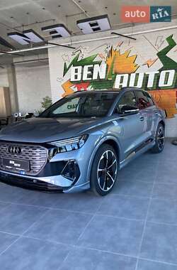 Позашляховик / Кросовер Audi Q4 e-tron 2024 в 