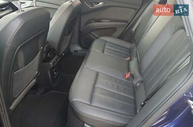 Позашляховик / Кросовер Audi Q4 e-tron 2021 в 