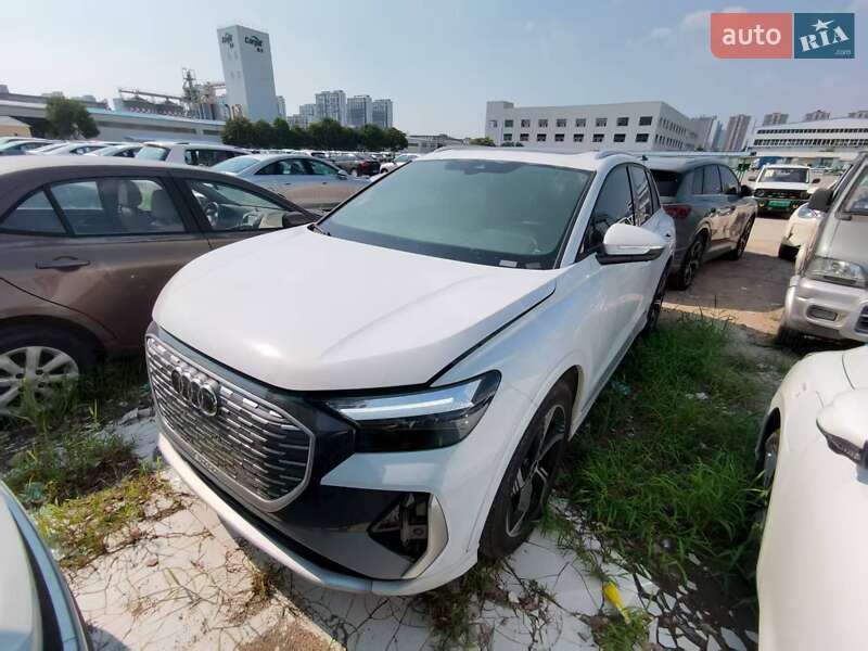 Внедорожник / Кроссовер Audi Q4 e-tron 2024 в 