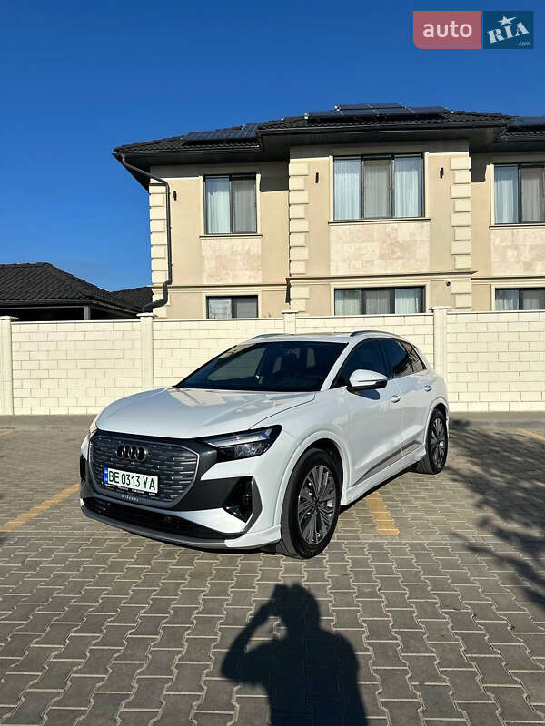 Позашляховик / Кросовер Audi Q4 e-tron 2023 в 