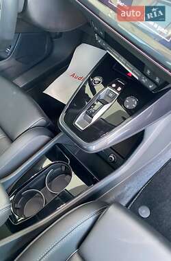 Позашляховик / Кросовер Audi Q4 e-tron 2024 в 