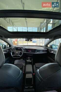 Позашляховик / Кросовер Audi Q4 e-tron 2024 в 