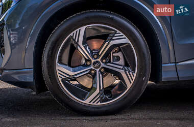 Позашляховик / Кросовер Audi Q4 e-tron 2024 в 