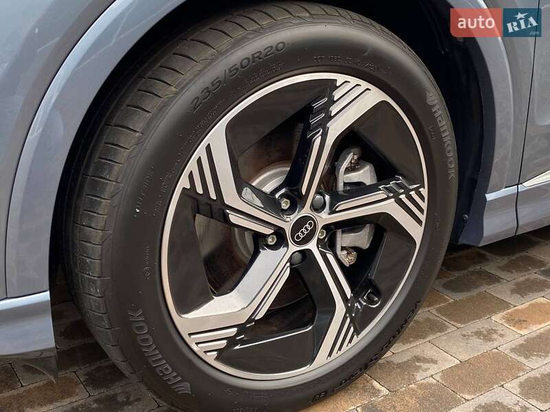 Позашляховик / Кросовер Audi Q4 e-tron 2024 в Погребах