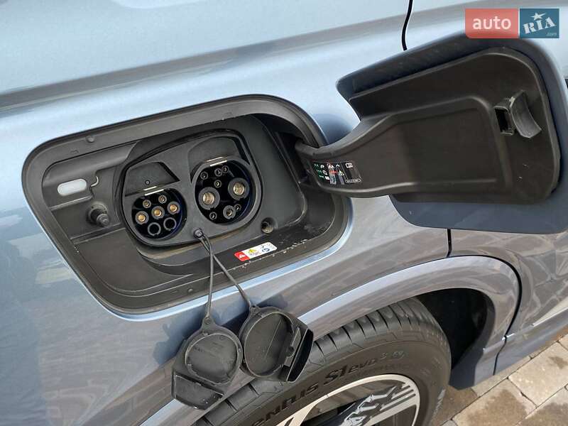 Позашляховик / Кросовер Audi Q4 e-tron 2024 в Погребах