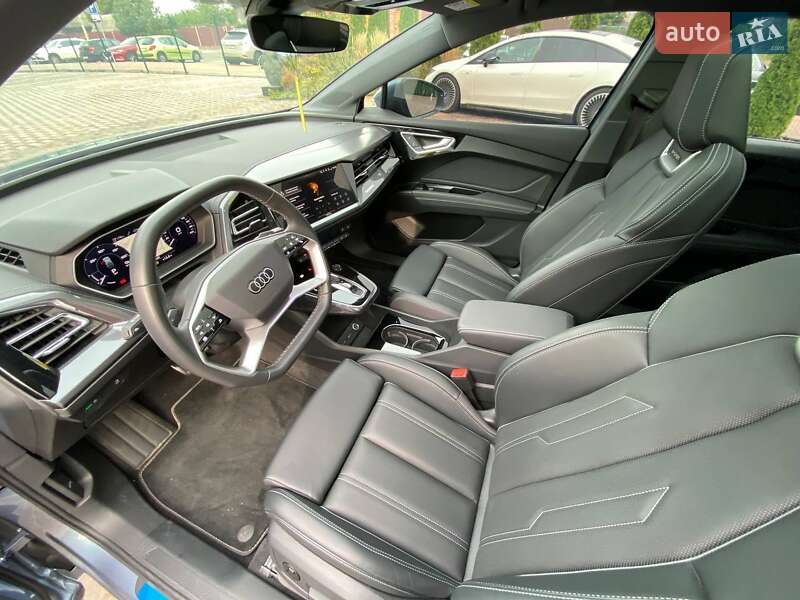 Позашляховик / Кросовер Audi Q4 e-tron 2024 в Погребах