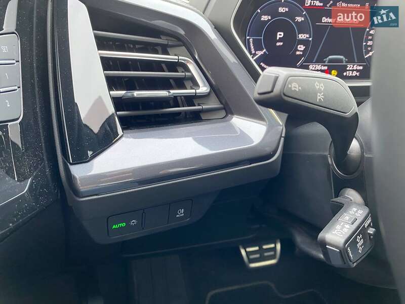Позашляховик / Кросовер Audi Q4 e-tron 2024 в Погребах