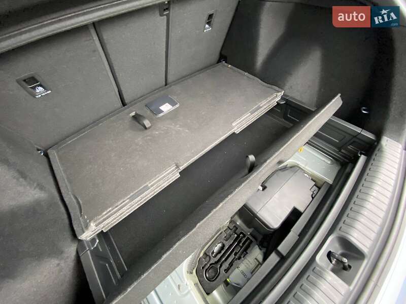 Позашляховик / Кросовер Audi Q4 e-tron 2024 в Погребах