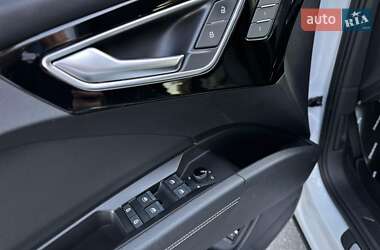 Позашляховик / Кросовер Audi Q4 e-tron 2021 в 