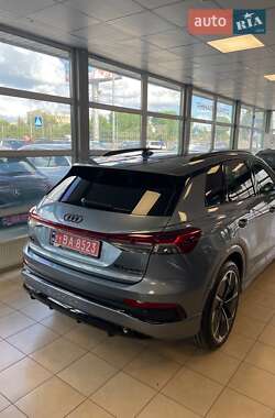 Позашляховик / Кросовер Audi Q4 e-tron 2024 в 