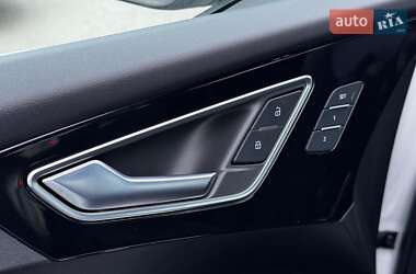 Позашляховик / Кросовер Audi Q4 e-tron 2023 в 