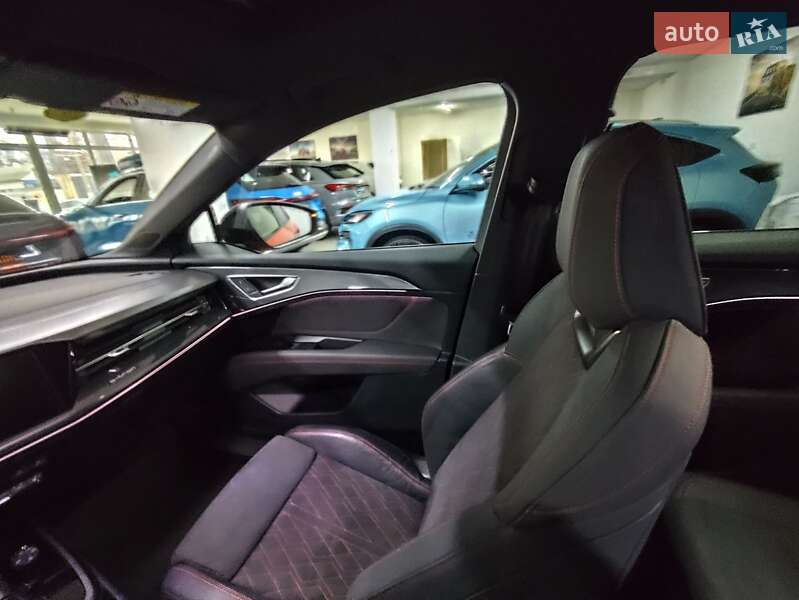 Позашляховик / Кросовер Audi Q5 e-tron 2023 в Києві