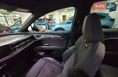 Позашляховик / Кросовер Audi Q5 e-tron 2023 в 