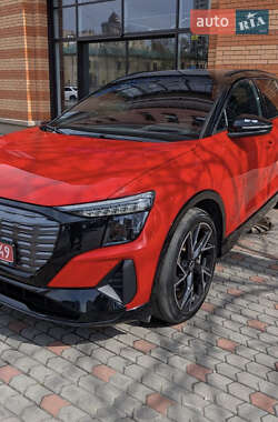 Позашляховик / Кросовер Audi Q5 e-tron 2022 в 