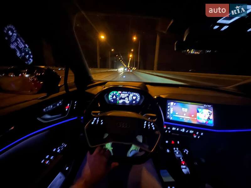 Позашляховик / Кросовер Audi Q5 e-tron 2022 в Дніпрі