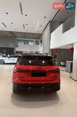 Позашляховик / Кросовер Audi Q5 e-tron 2022 в 