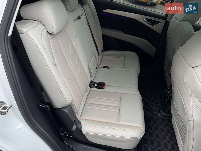 Позашляховик / Кросовер Audi Q5 e-tron 2022 в Києві