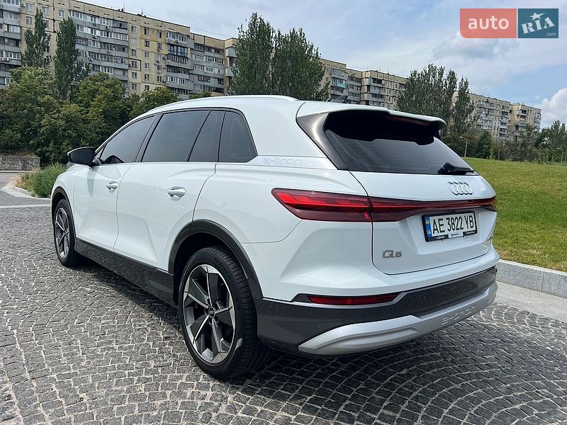 Позашляховик / Кросовер Audi Q5 e-tron 2022 в Дніпрі