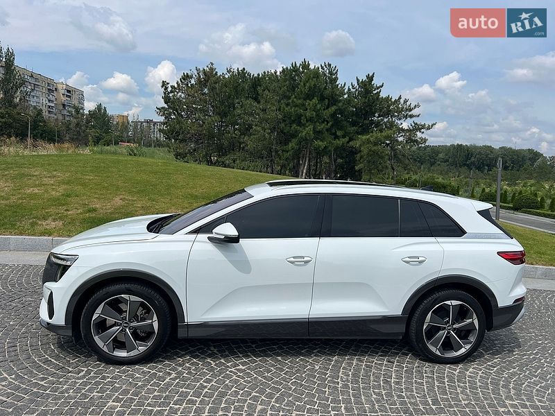 Позашляховик / Кросовер Audi Q5 e-tron 2022 в Дніпрі