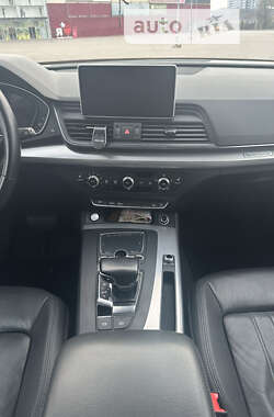 Внедорожник / Кроссовер Audi Q5 2017 в 