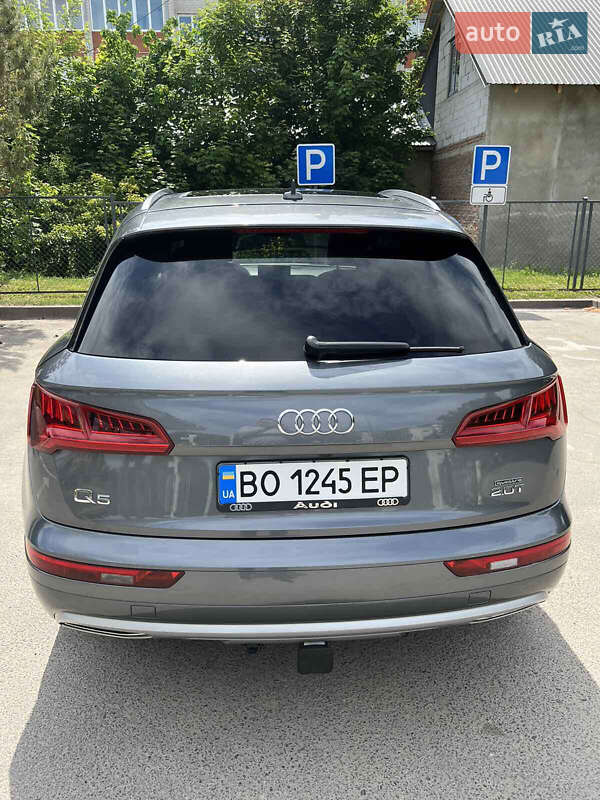 Внедорожник / Кроссовер Audi Q5 2017 в Гусятине