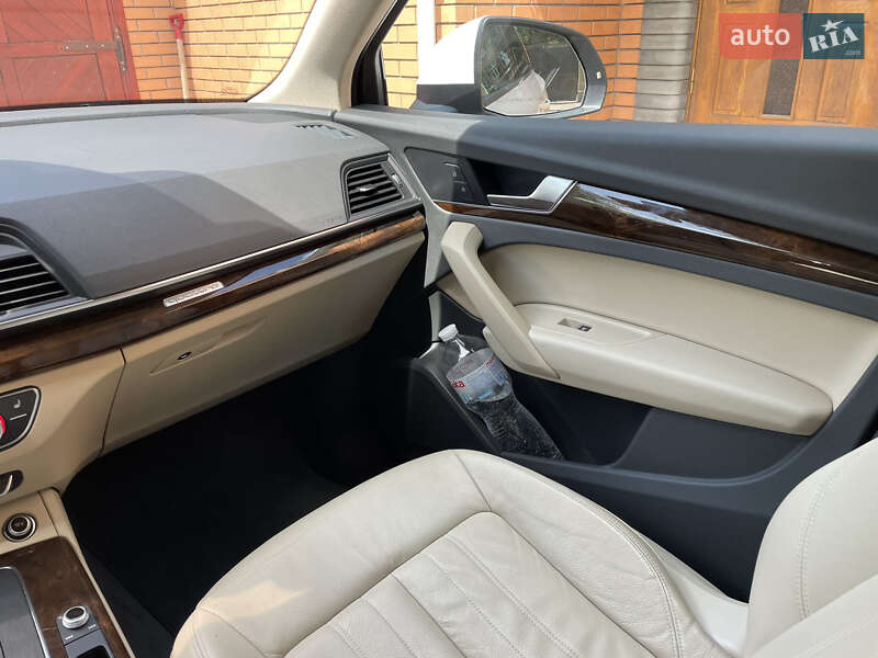 Внедорожник / Кроссовер Audi Q5 2017 в Ромнах