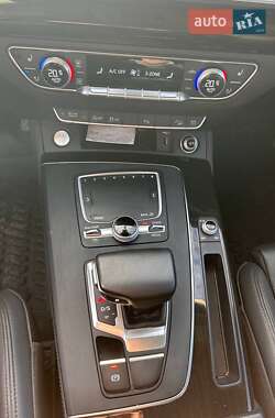 Внедорожник / Кроссовер Audi Q5 2018 в 