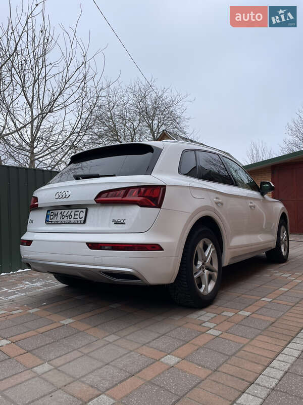 Внедорожник / Кроссовер Audi Q5 2017 в Ромнах