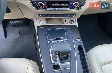 Позашляховик / Кросовер Audi Q5 2018 в 