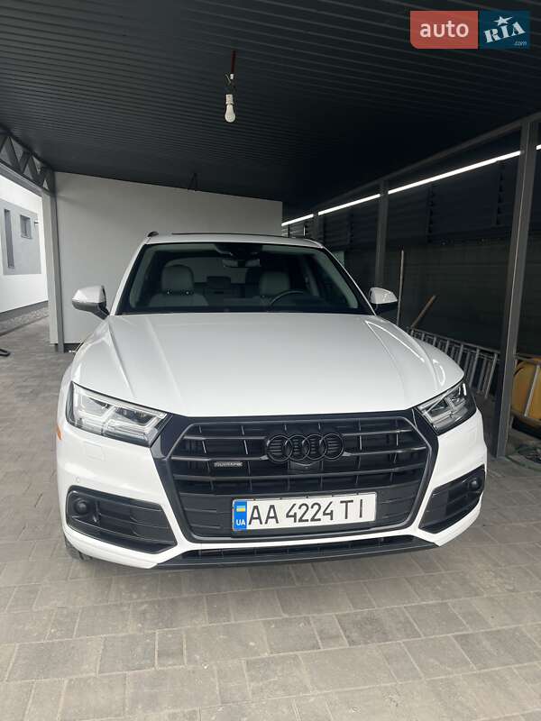 Позашляховик / Кросовер Audi Q5 2018 в 
