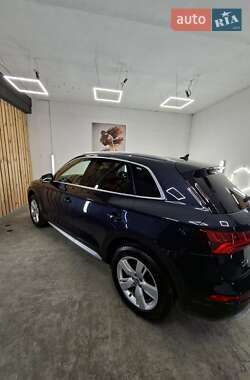 Позашляховик / Кросовер Audi Q5 2018 в 