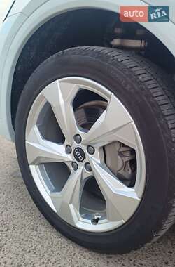 Позашляховик / Кросовер Audi Q5 2020 в 