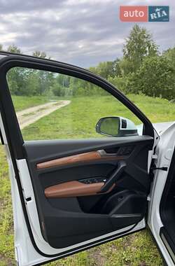 Внедорожник / Кроссовер Audi Q5 2021 в 